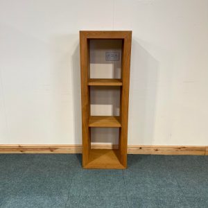 Small, Oak, Open Shelf Bookcase/Display Unit. (BC172)