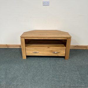 Medium Sized, Oak, Corner TV Unit. (TV219)