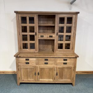 Large, Vancouver, Rustic Solid Oak Dresser. (D156)