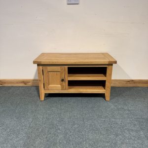 Small, Vancouver, Solid Oak, Standard TV Unit. (TV257)