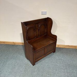 Medium Sized, Oak, Settle. (MB175)