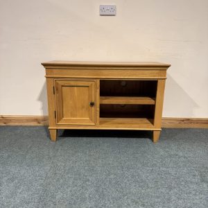 Medium Sized, Oak, Standard TV Unit. (TV259)