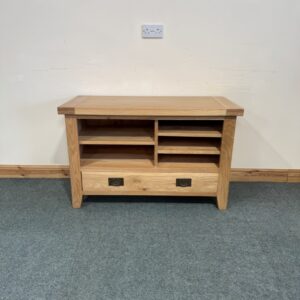 Medium Sized, Vancouver, Oak, Standard TV Unit. (TV266)